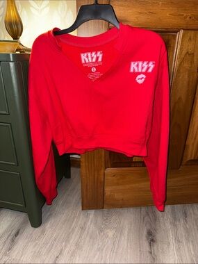 Kiss Red Cropped V‑Neck Sweatshirt with Lip Graphic
